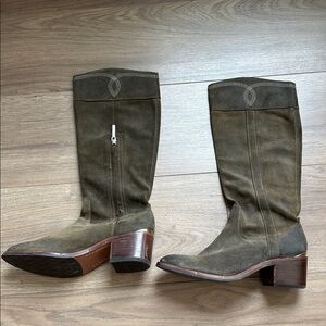 Donald J Pliner “Willi” green suede boots with inside zip. Size 8 GUC